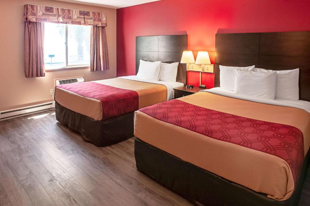 Econo Lodge Menomonie On The Bay