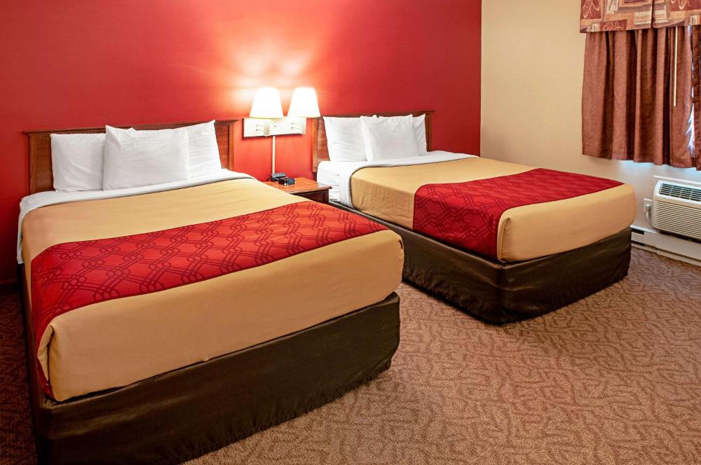 Queen Room with Two Queen Beds - Non-Smoking interior
